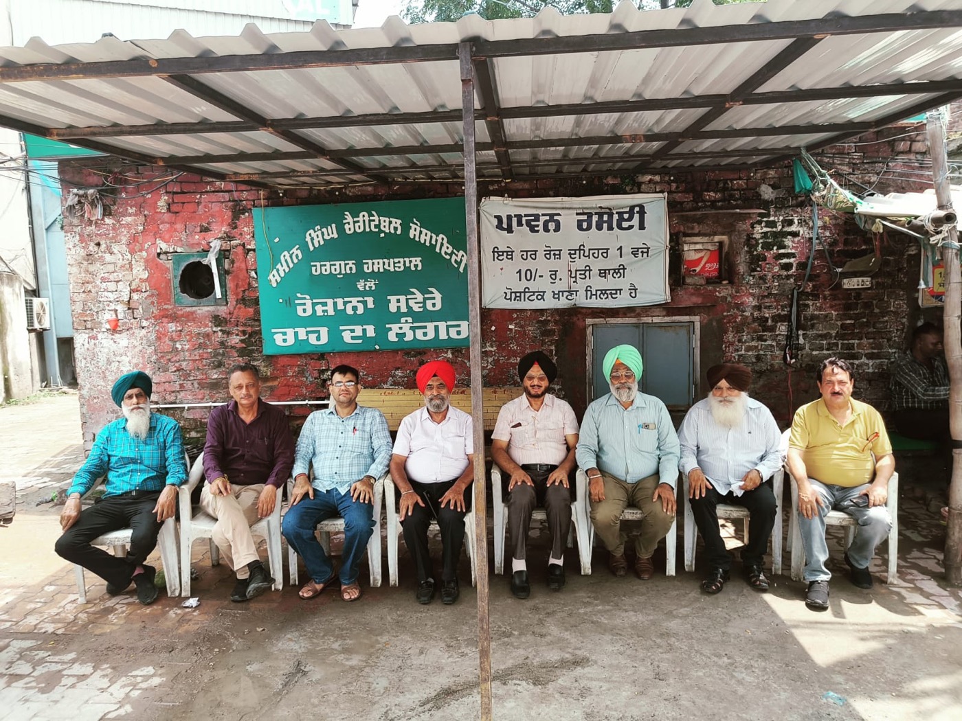 Paavan Sanstha volunteers and committee members outside the kitchen